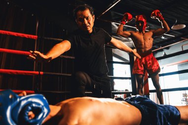 Boks hakemi müdahale etti, nakavt üstüne nakavt olan rakibini kontrol etmek için dövüşü durdurdu. Hakem nakavttan sonra boksör dövüşçülerinin güvenliği için arka planda poz vererek maçı durdurdu. Impetus