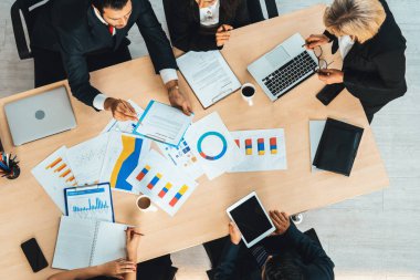 İş adamları grup toplantısı ofiste yukarıdan çekildi. İş kadınları, iş adamları ve ofis çalışanları toplantı masasında proje planlama belgeleriyle takım konferansında çalışıyorlar. Jivy