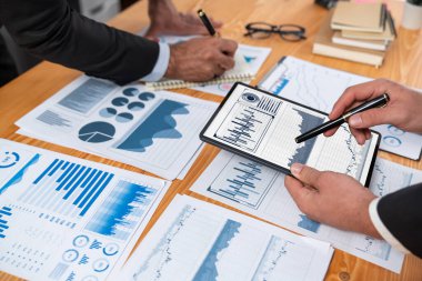 Analist ekibi, tablet ekranında veri bilimi yazılım görüntüsü kullanarak dijital paneldeki finansal verileri analiz ediyor, grafiği ve grafiği analiz ediyor. İş zekası ve Fintech. Coşkulu