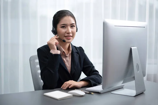 Azjatyckie Call Center Słuchawkami Mikrofonem Pracujące Jej Miejscu Pracy Patrząc — Zdjęcie stockowe