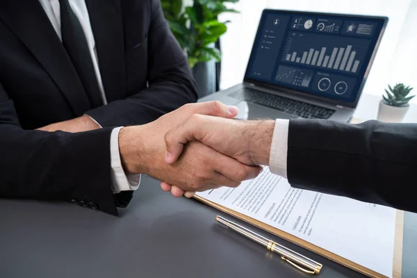 Twee Professionals Met Succes Zakelijke Deal Sluiten Met Close Handdruk — Stockfoto