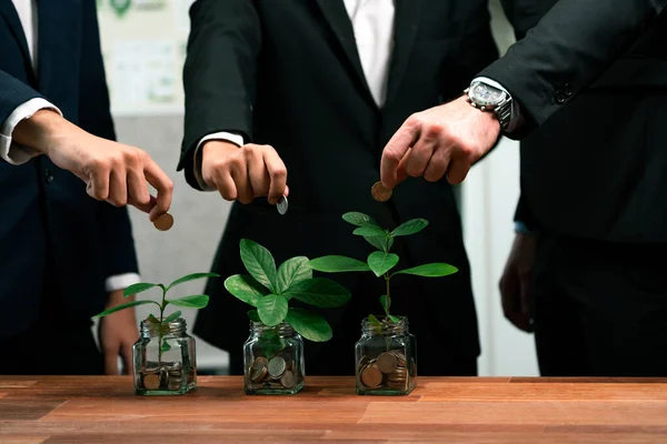 Empresários Colocam Economia Dinheiro Jarros Cheios Moedas Plantas Crescimento Para — Fotografia de Stock