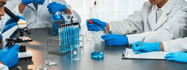 Ομάδα Αφοσιωμένων Επιστημόνων Διεξάγει Χημικά Πειράματα Και Έρευνα Στο Ιατρικό — Φωτογραφία Αρχείου