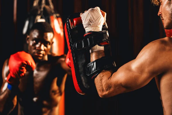 African American Black Bokser Uderzając Trenera Lub Trenera Noszenie Rękawic — Zdjęcie stockowe