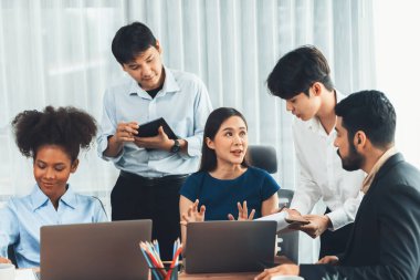 Mutlu iş adamları birlikte çalışır, şirket ofisinde tartışırlar. Profesyonel ve çeşitlilik takım çalışması iş planını bilgisayarda tartışır. Modern çok kültürlü ofis çalışanı. Uyum