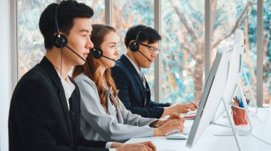 Ofiste çalışan kulaklık takan işadamları uzak müşteri ya da meslektaşlarını desteklemek için çalışıyorlar. Çağrı merkezi, tele pazarlama, müşteri destek acentesi telefon görüşmesinde hizmet sağlıyor. Jivy