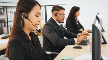 Ofiste çalışan kulaklık takan işadamları uzak müşteri ya da meslektaşlarını desteklemek için çalışıyorlar. Çağrı merkezi, tele pazarlama, müşteri destek acentesi telefon görüşmesinde hizmet sağlıyor. Jivy