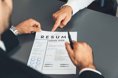 Başvuru formunu doldurmak için iş başvurusunda bulunmuş. Aday, mülakatta resmi konuşma için takım elbise giyer. Kariyer ve iş deneyimiyle ilgili sorularla dolu bir işe alım süreci. Coşkulu