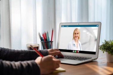 Hasta ile sanal görüşme için mod teletıp yazılım uygulaması tarafından çevrimiçi doktor görüntüsü çağrısı