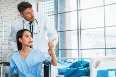 Profesyonel üniformalı doktor hastanedeki ya da klinikteki hastayı muayene ediyor. Sağlık, tıbbi ve doktor servis konsepti. Jivy