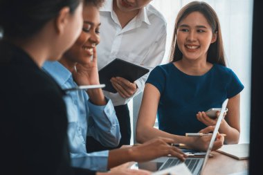 Mutlu iş adamları birlikte çalışır, şirket ofisinde tartışırlar. Profesyonel ve çeşitlilik takım çalışması iş planını bilgisayarda tartışır. Modern çok kültürlü ofis çalışanı. Uyum