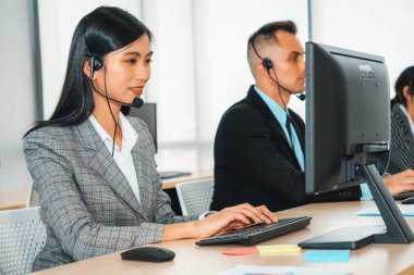 Ofiste çalışan kulaklık takan işadamları uzak müşteri ya da meslektaşlarını desteklemek için çalışıyorlar. Çağrı merkezi, tele pazarlama, müşteri destek acentesi telefon görüşmesinde hizmet sağlıyor. Jivy