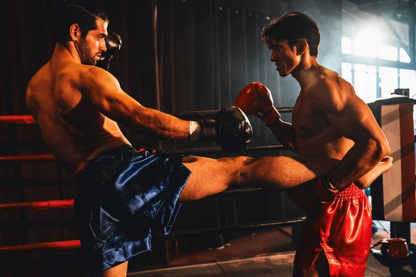 Der Asiatische Und Kaukasische Muay Thai Boxer Entfesselt Einem Erbitterten — Stockfoto
