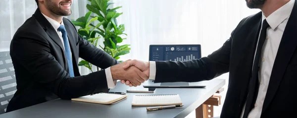 事務所のデスクで握手や挨拶で成功した貿易協定とのビジネスパートナーシップミーティング 最終的な取引の後黒のスーツ握手でビジネスマン フェルベント — ストック写真