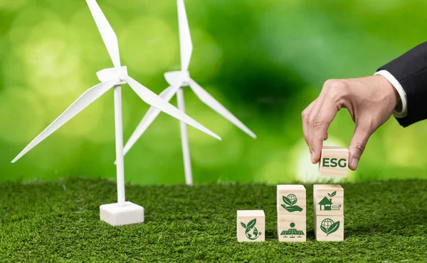 Empresario Que Sostiene Cubo Símbolo Esg Para Protección Ambiental Corporativa —  Fotos de Stock
