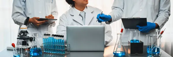 Группа Ученых Проводит Химические Эксперименты Исследования Медицинской Лаборатории Качестве Новаторской — стоковое фото