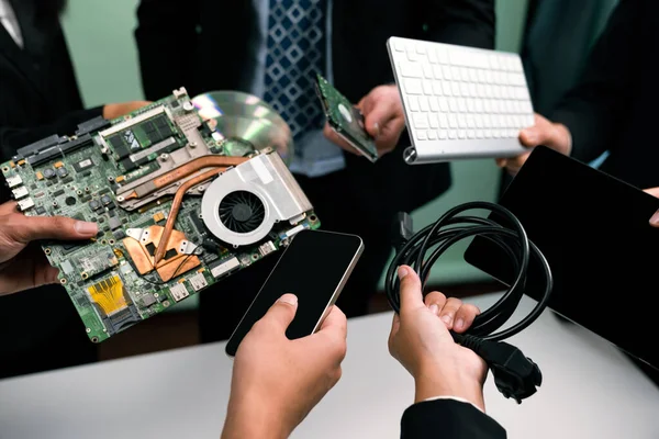 Affärsmän Som Håller Elektroniskt Avfall Som Ett Miljövänligt Företag Återvinner — Stockfoto