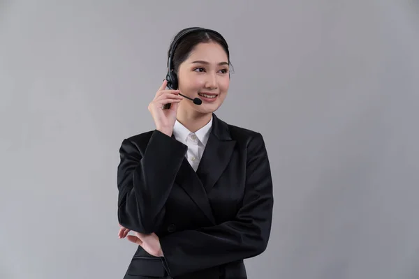 幸せな笑顔の顔を持つ魅力的なアジアの女性コールセンターオペレーターは カスタマイズ可能な孤立した背景に正式なスーツとヘッドセットを着て 空のスペースで仕事の機会を宣伝します 熱狂的 — ストック写真
