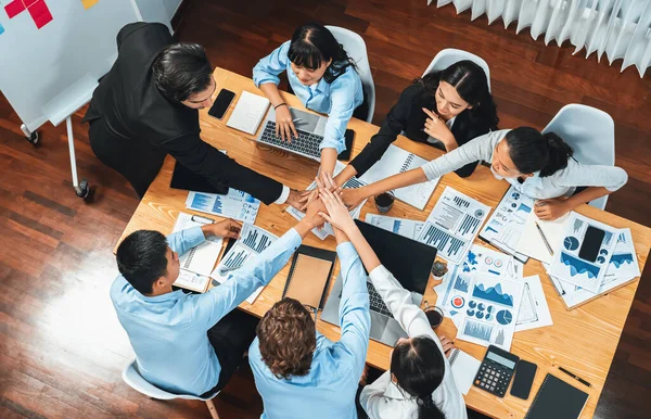 Pessoas Negócios Multirraciais Fazem Sinergia Mão Empilhar Juntos Sala Reuniões — Fotografia de Stock