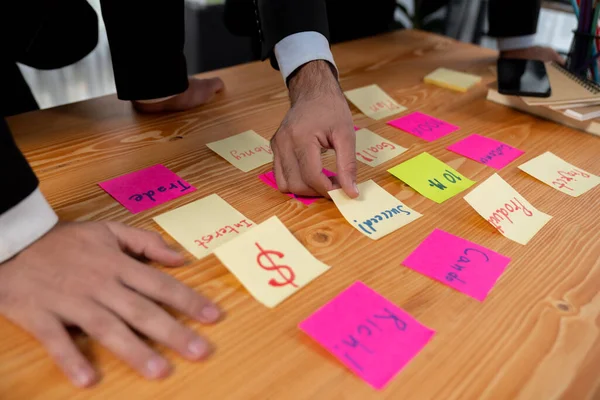 Equipe Negócios Reúnem Mesa Brainstorming Escrever Ideia Criativa Notas Post — Fotografia de Stock
