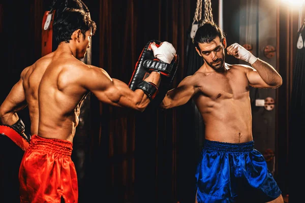 Boxeador Asiático Caucásico Muay Thai Desata Ponche Feroz Sesión Entrenamiento —  Fotos de Stock