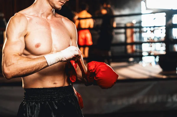 Entschlossener Kaukasischer Boxer Mit Muskulöser Körperlicher Bereitschaft Der Seine Hand — Stockfoto