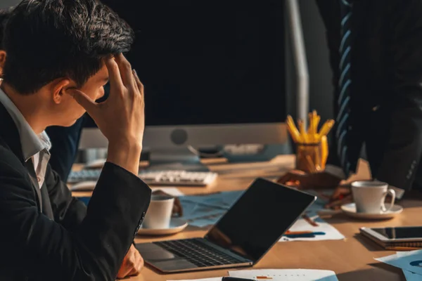 不幸なビジネスの人々はオフィスで仕事の問題を論争する 倒産の失敗と損失の概念 ジヴィ — ストック写真