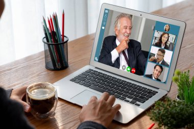 İş dünyasından iş adamlarının modern sanal grup toplantısı için video konferansındaki iş adamları