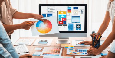 Dizüstü bilgisayar ekranında mobil uygulama için UI ve UX tasarımları tasarlayan ön uç geliştirici ekibin panorama görüntüsü. Kullanıcı dostu UI tasarımı için kullanıcı arayüzü geliştirme ekibi planlama. İnceleyin