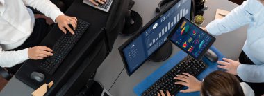 Analizci veri analizi ya da bilgisayar monitöründeki BI gösterge paneli üzerinde çalışıyor. Ticari pazarlama ve strateji planlaması için Fintech 'in şirket ofisindeki finansal verilerini analiz eden iş ekibi. Önde.