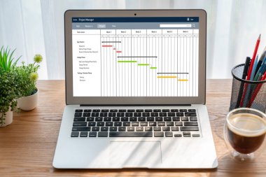 Ekip projesinin zaman çizelgesini gösteren bilgisayar ekranında, modern iş projesi yönetimi için proje planlama yazılımı