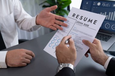 Başvuru formunu doldurmak için iş başvurusunda bulunmuş. Aday, mülakatta resmi konuşma için takım elbise giyer. Kariyer ve iş deneyimiyle ilgili sorularla dolu bir işe alım süreci. Coşkulu