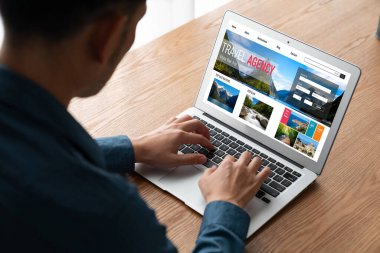 Model arama ve seyahat planlama için internet sitesi uçuş, otel ve tur rezervasyonları için anlaşma ve paket sunuyor