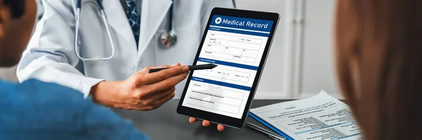 Lékař Ukázat Lékařskou Diagnostiku Zprávu Tabletu Poskytování Soucitné Zdravotní Konzultace — Stock fotografie