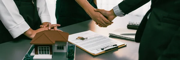 Klient Agent Nieruchomości Podają Sobie Rękę Podpisaniu Umowy Pożyczki Mieszkaniowej — Zdjęcie stockowe