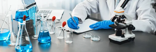손으로 데이터를 기록하는 클로즈업은 실험실에서 백신이나 항생제를 실험을 이루어진다 실험실 — 스톡 사진