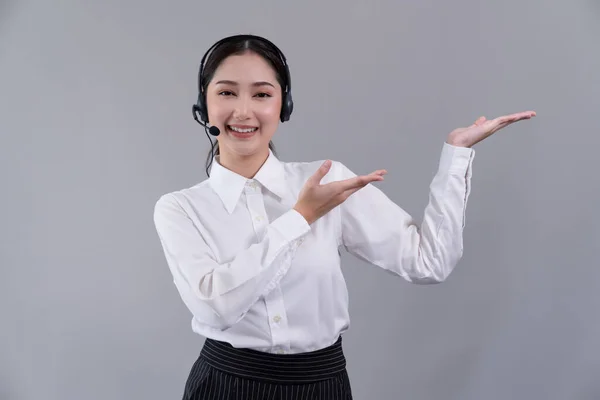 アジアの女性コールセンター運営者は笑顔で仕事の機会を宣伝し カスタマイズ可能な隔離された背景で製品のための正式なスーツとヘッドセットの手のジェスチャーを身に着けています 熱狂的 — ストック写真