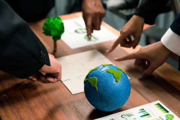 在环保意识标志中形成拼图的企业集团是生态企业对社区的责任和绿色地球的可持续解决方案 好奇怪 — 图库照片