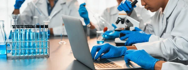 Toegewijde Groep Wetenschappers Voert Chemische Experimenten Onderzoek Het Medisch Lab — Stockfoto