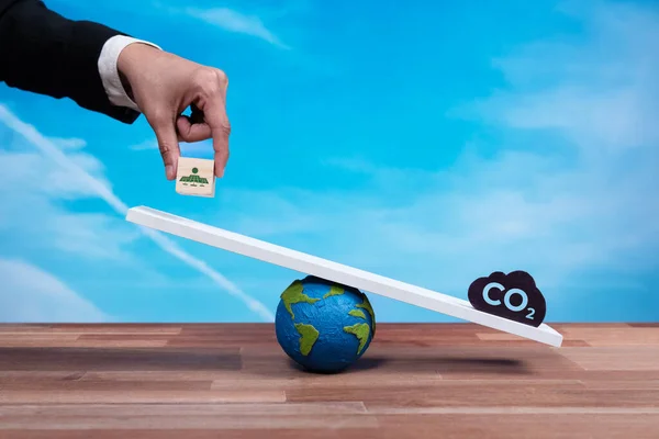 商人将太阳能电池板图标与二氧化碳符号进行比例尺衡量 以促进二氧化碳零排放 将清洁能源用于绿色生态和环境作为企业责任的可持续办法 改变了 — 图库照片