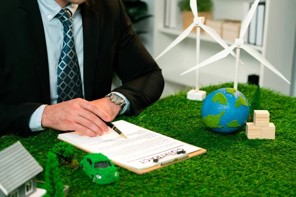 商界人士或办公室首席执行官签署环境监管协议 通过可持续能源利用和减少二氧化碳排放 为更绿色的未来拯救地球 好奇怪 — 图库照片
