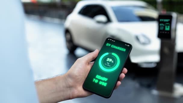 스마트 사업가는 스마트 모바일 애플리케이션의 배터리 인터페이스를 갖추고 자동차 파크의 — 비디오