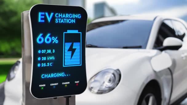 电动汽车充电站显示电动汽车的电池状态接口 以清洁能源作为绿色城市的典范 替代能源可持续利用的技术进步 仔细阅读 — 图库视频影像