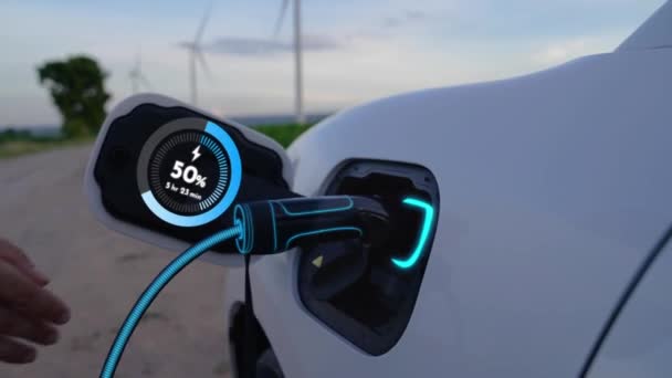 Asyalı Adam Rüzgar Türbiniyle Çalışan Elektrikli Arabaya Akıllı Şarj Cihazı — Stok video