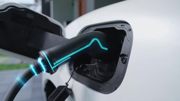 具有智能数字电动汽车电池全息图的未来家用充电站电动汽车充电 Ev汽车和家庭能源基础设施在可持续未来的技术进步 — 图库视频影像