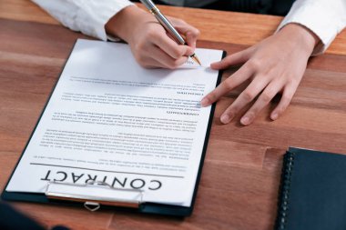 Yakın plan sözleşme imzalama belgesini kalemle imzalama, iş anlaşmasını imzayla mühürleme. İş adamları iş anlaşmasını imzalamak için sözleşmeye imza atıyorlar. Coşkulu.