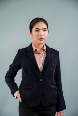 Kendine güvenen genç iş kadını, izole edilmiş bir arka planda duruyor, resmi siyah takım elbiseyle poz veriyor. Ofisteki kadın ya da yönetici, zeki ve profesyonel görünümlü. Coşkulu.