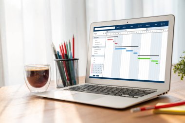 Ekip projesinin zaman çizelgesini gösteren bilgisayar ekranında, modern iş projesi yönetimi için proje planlama yazılımı