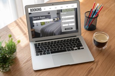 Çevrimiçi otel konaklama rezervasyon sitesi mod rezervasyon sistemi sağlar. Seyahat teknolojisi kavramı .
