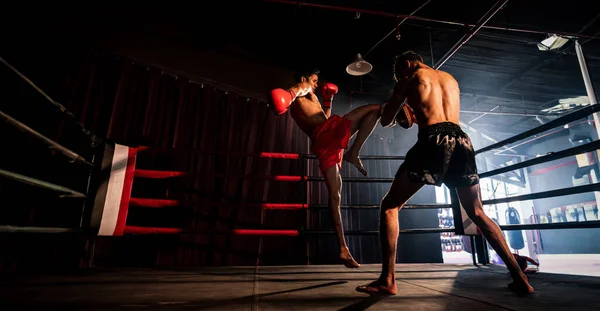 Asijský Kavkazský Muay Thai Boxer Rozpoutat Kolenní Útok Divokém Boxerském — Stock fotografie